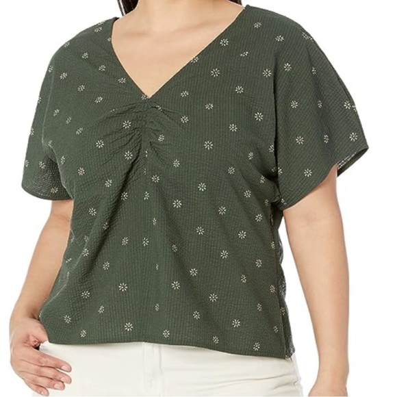 Olive Green Textured Floral V-Neck Top - Picture 4 of 10